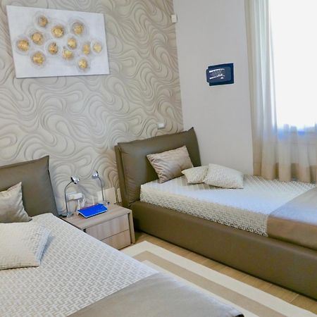 Phoenix Garda Hills Сірміоне Екстер'єр фото