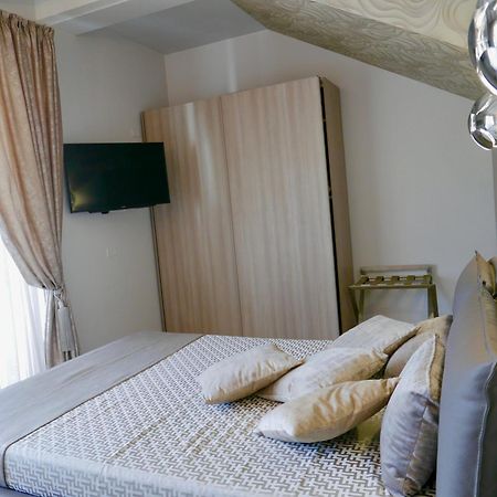 Phoenix Garda Hills Сірміоне Екстер'єр фото