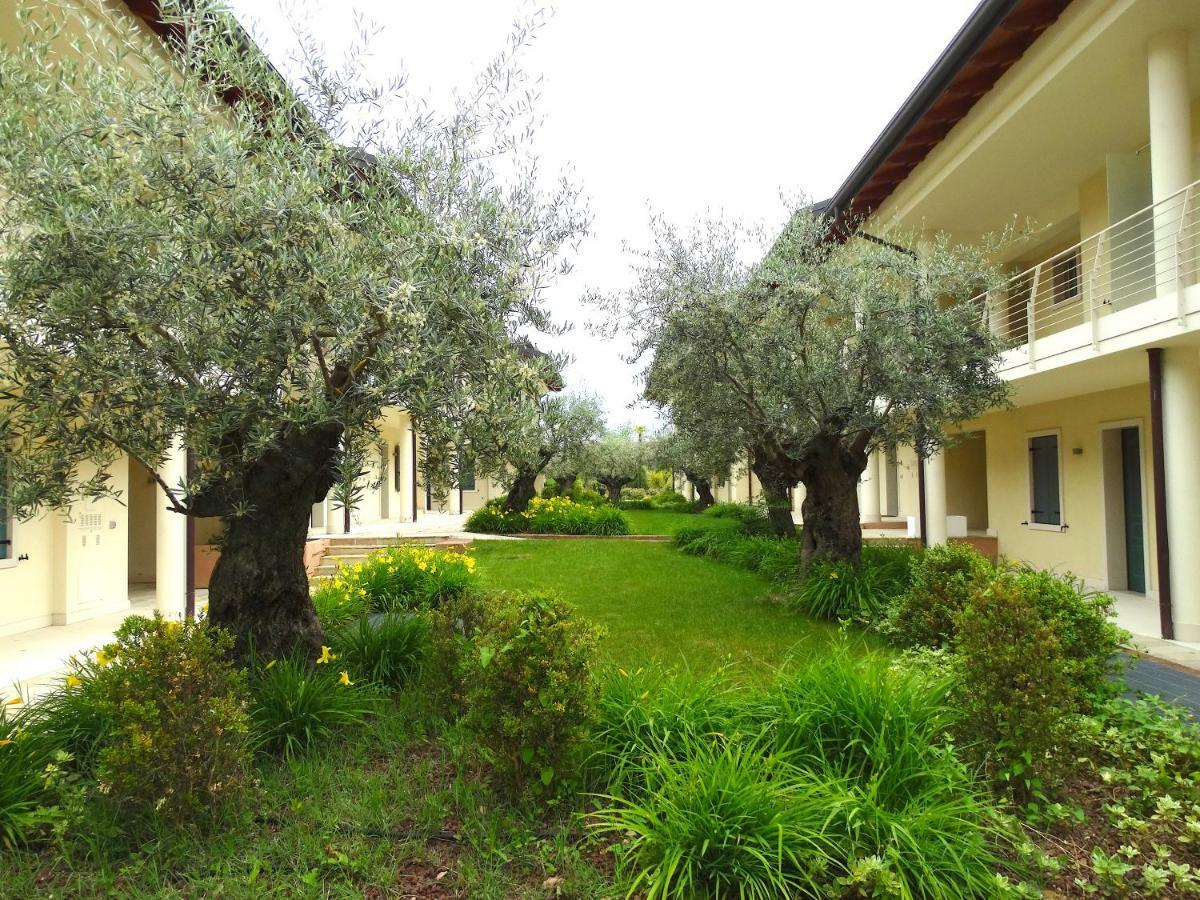 Phoenix Garda Hills Сірміоне Екстер'єр фото